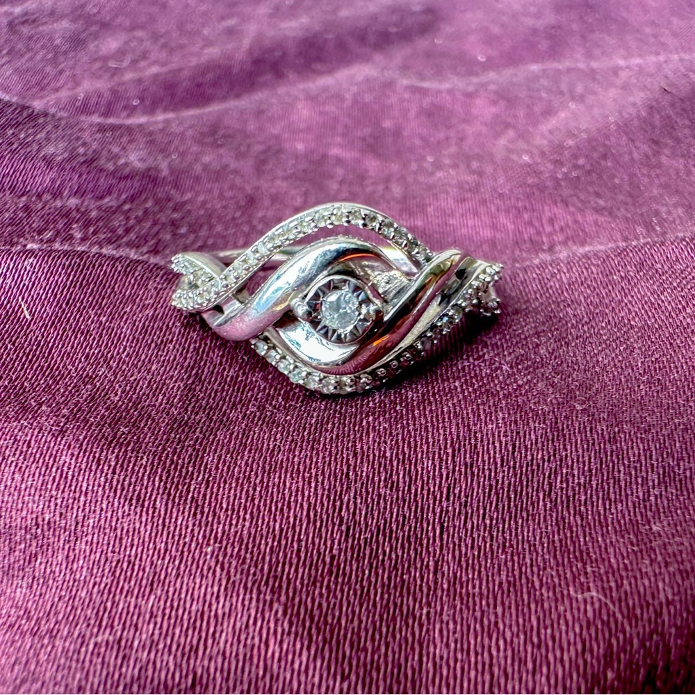 Elegant Silver and Diamond Women's Ring